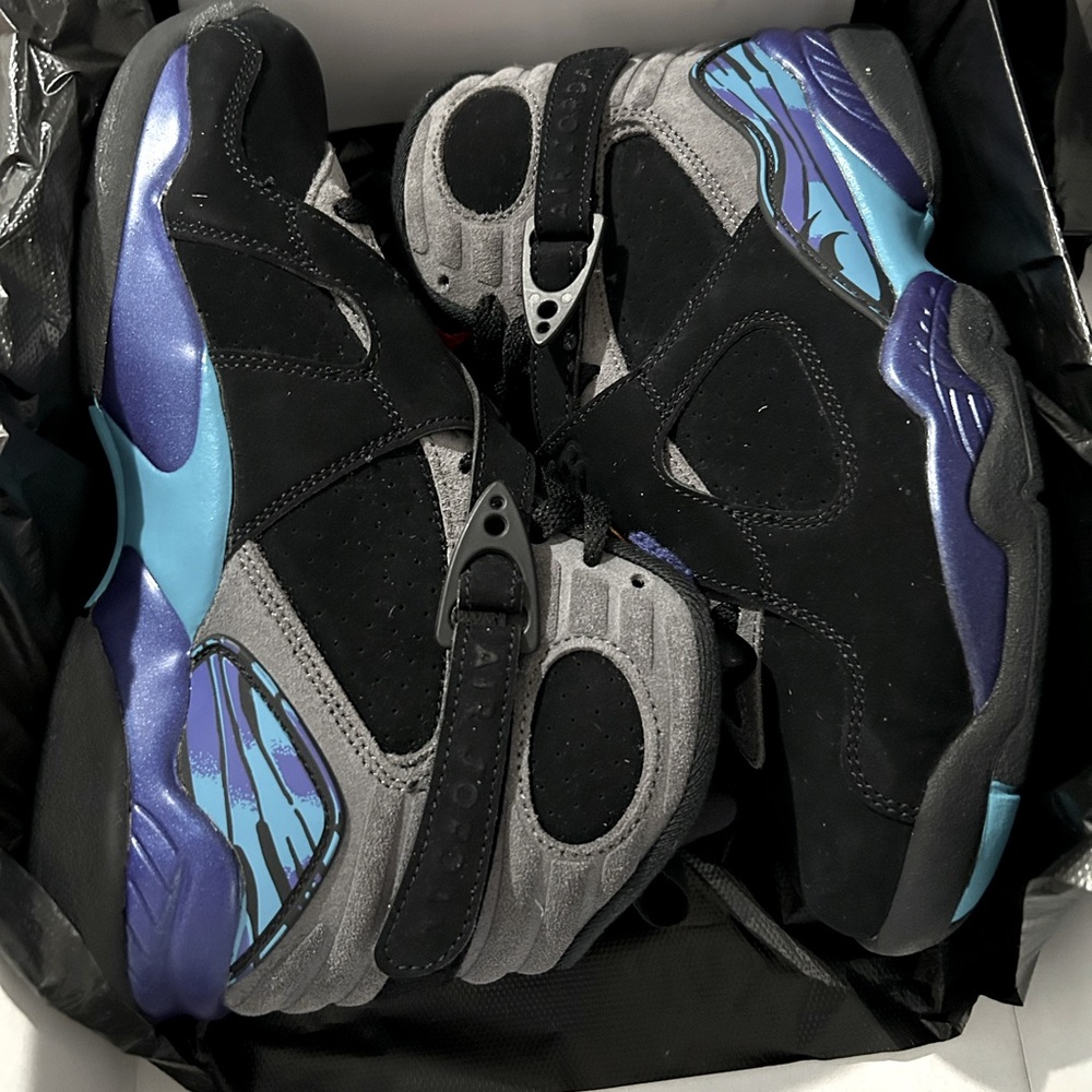 Jordan Retro 8 (Aqua)
Men’s 7/ Women’s 8.5